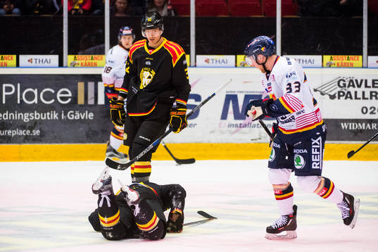 Djurgårdens Linus Hultström åker förbi Brynäs Jonathan