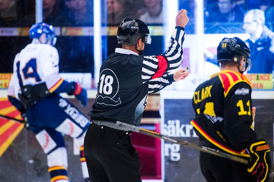 Djurgårdens Alexander Fällström utvisas av Domare Mikael