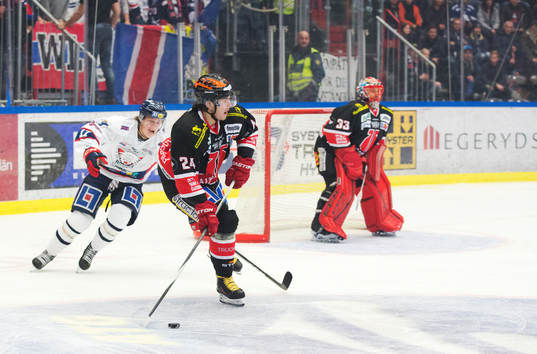 Örebros Petr Zamorsky med pucken samtidigt som Linköpings