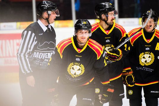 Brynäs Gustaf Thorell jublar