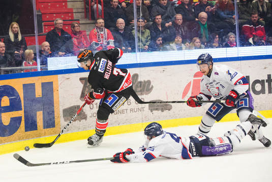 Örebros Alexander Hellström rundar två Linköpingsspelare