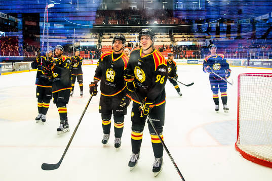 Brynäs Daniel Paille och Oskar Lindblom jublar
