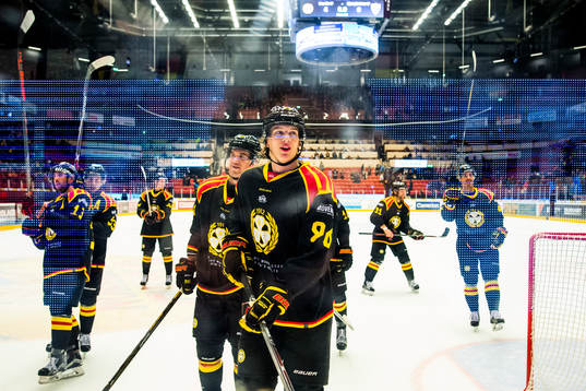 Brynäs Daniel Paille och Oskar Lindblom jublar