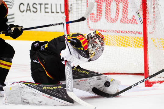 Brynäs målvakt Felix Sandström räddar skott