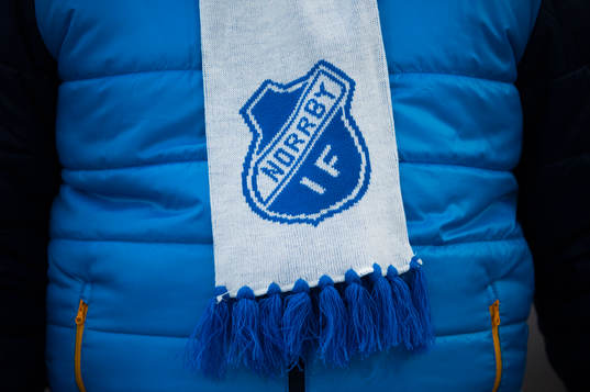 Halsduk före fotbollsmatchen i kvalet till Superettan