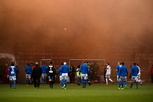 Spelarna lämnar planen före  fotbollsmatchen i kvalet