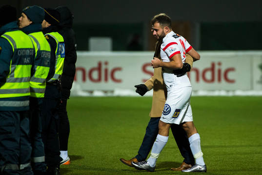 Assyriskas Mattias Genc lämnar planen i tårar