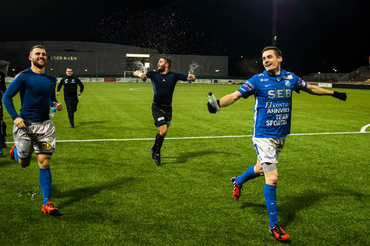Norrbys spelare springer in på planen när Assyriskas