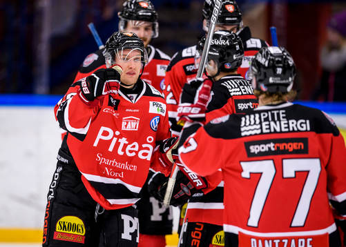 Piteås David Pettersson (v) jublar