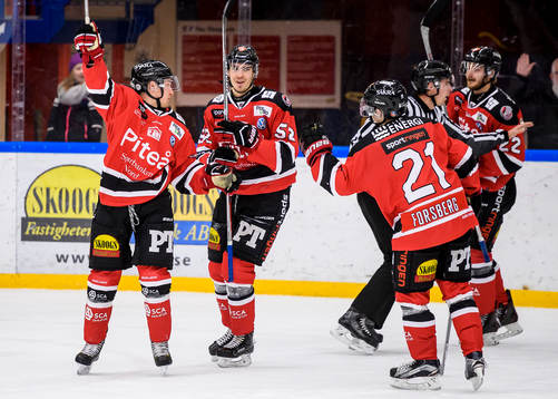 Piteås David Pettersson (v) jublar