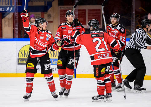 Piteås David Pettersson (v) jublar