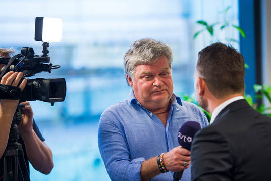 s Pelle Nyström intervjuar Mikael Stahre när han