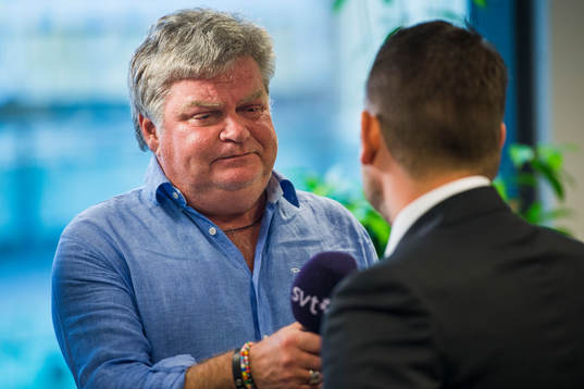 s Pelle Nyström intervjuar Mikael Stahre när han