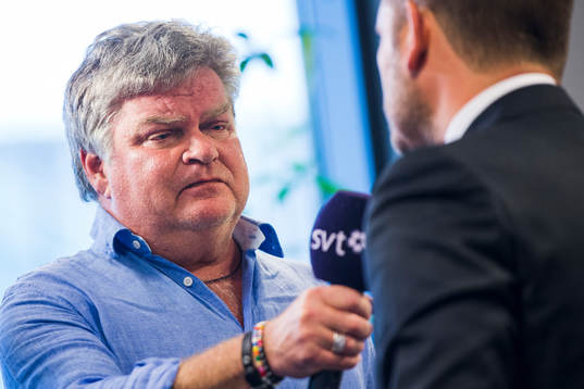 s Pelle Nyström intervjuar Mikael Stahre när han