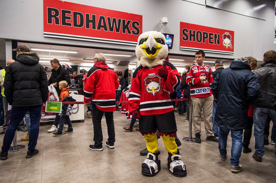 Malmö Redhawks maskot Hawkan innan ishockeymatchen i SHL