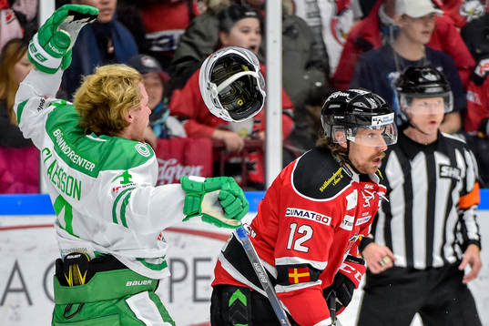 Hjälmen åker av Rögles Ludvig Claesson i en närkamp med