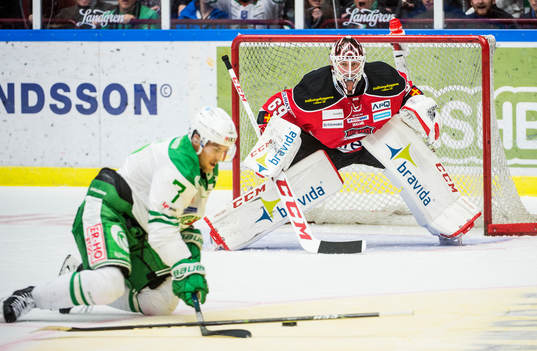 Rögles Patrik Cehlin mot Malmö Redhawks målvakt Oscar