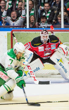 Rögles Patrik Cehlin mot Malmö Redhawks målvakt Oscar