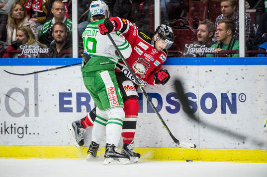 Rögles Ludvig Rensfeldt trycker till Malmö Redhawks Noah
