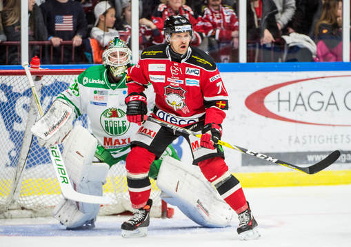 Malmö Redhawks Mathias Tjärnqvist framför Rögles