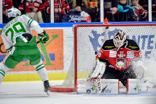Rögles Ludvig Rensfeldt och Malmö Redhawks målvakt Oscar