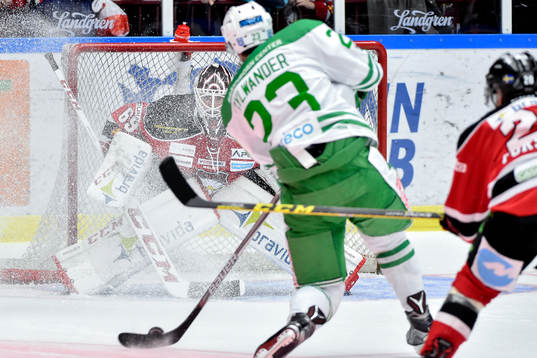 Rögles Daniel Sylwander och Malmö Redhawks målvakt Oscar