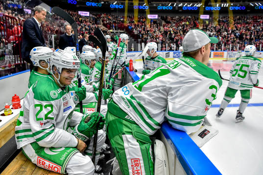 Rögles Sebastian Wännström och målvakt Lars Volden i