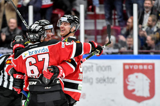 Malmö Redhawks Johan Ivarsson jublar med lagkamrater
