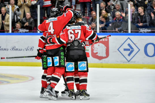 Malmö Redhawks Johan Ivarsson jublar med lagkamrater
