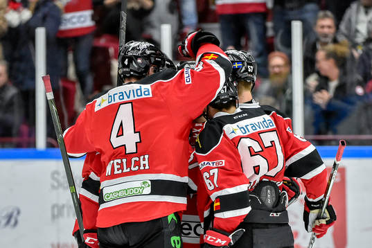 Malmö Redhawks Johan Ivarsson jublar med lagkamrater