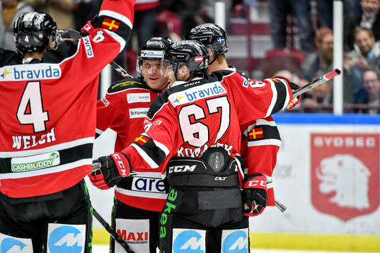 Malmö Redhawks Johan Ivarsson jublar med lagkamrater