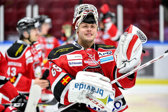 Malmö Redhawks målvakt Oscar Alsenfelt jublar