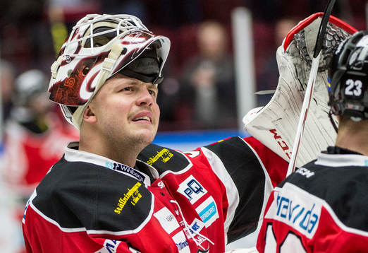 Malmö Redhawks målvakt Oscar Alsenfelt jublar