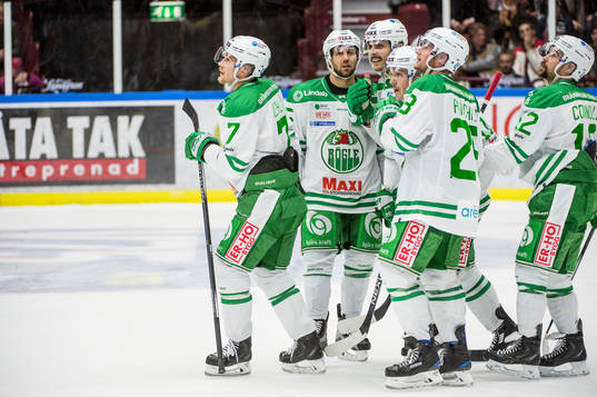 Rögles Patrik Cehlin till vänster jublar med lagkamraterna