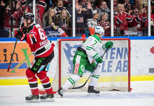 Rögles Patrik Cehlin försöker hindra Malmö Redhawks