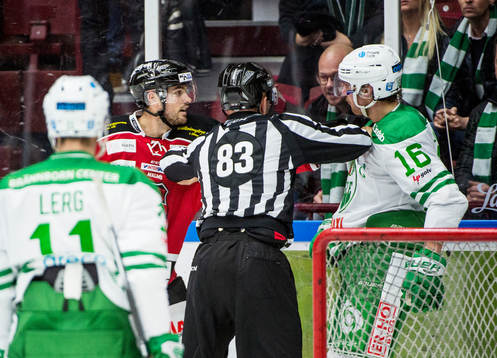 Linjedomare Tobias Haster försöker gå emellan bråk