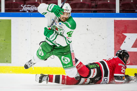 Malmö Redhawks Jens Olsson får Rögles Daniel Widing på