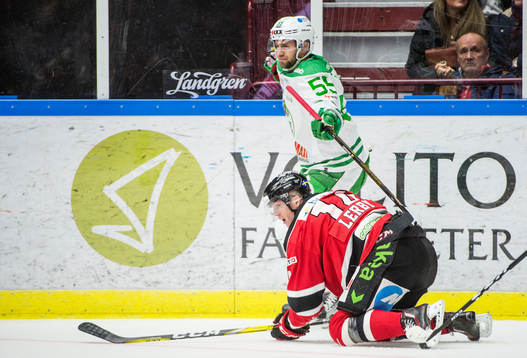 Rögles Felix Schütz och Malmö Redhawks Carl-Johan Lerby