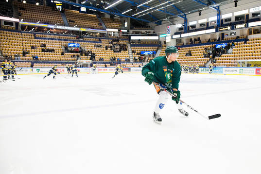 Färjestads Andreas Jämtin värmer upp