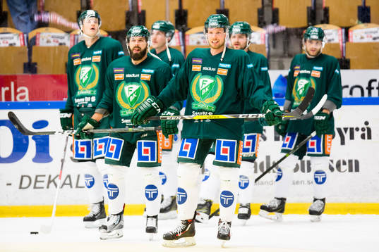 Färjestads Milan Gulas och Alexander Johansson