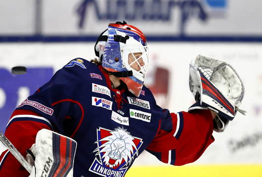 Linköpings målvakt Marcus Högberg missar pucken