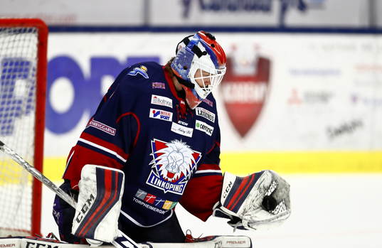 Linköpings målvakt Marcus Högberg plockar pucken