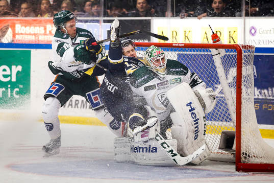 s Jacob Cederholm tacklas in i Färjestads målvakt Lars