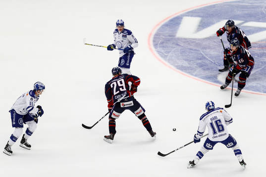 Linköpings Gabriel Carlsson (m) med pucken