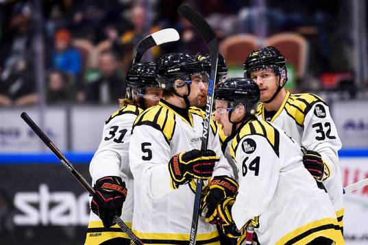 Brynäs Jonathan Pudas jublar med lagkamrater