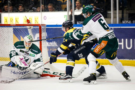 s Lias Andersson gör 1-0 bakom Färjestads målvakt Lars