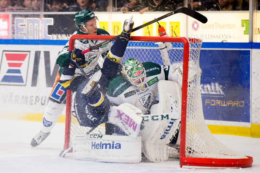 s Christoffer Törngren i Färjestads målvakt Lars Haugen
