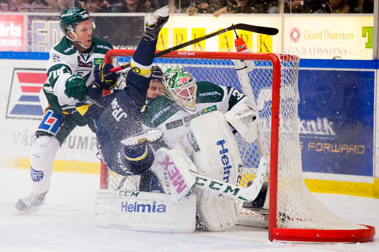 s Christoffer Törngren i Färjestads målvakt Lars Haugen