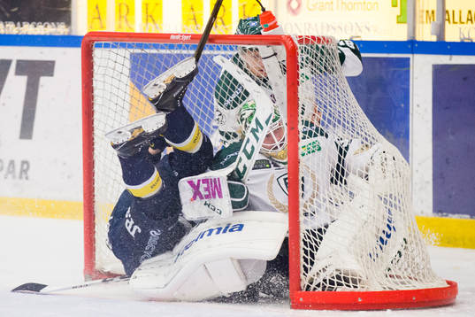 s Christoffer Törngren i Färjestads målvakt Lars Haugen