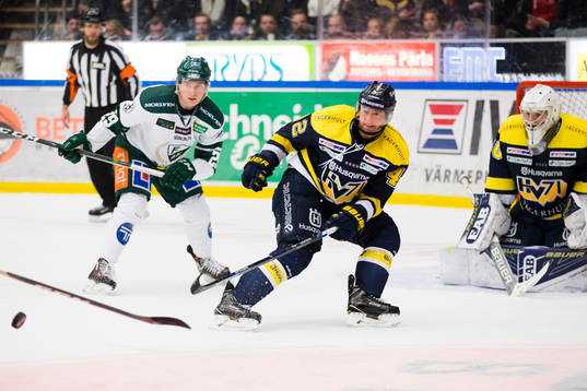 s Dylan Reese och målvakt Linus Söderström